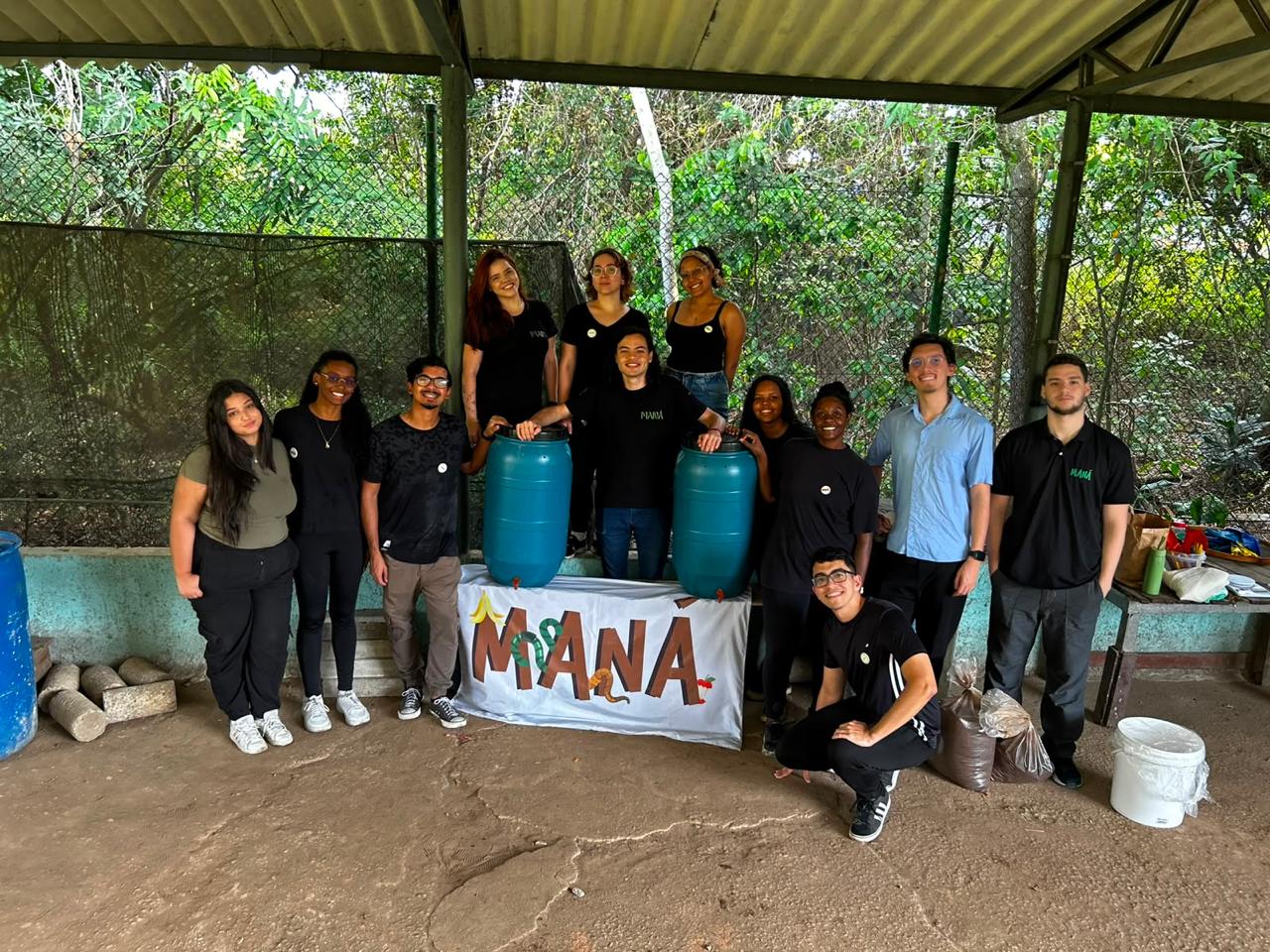 Equipe do Projeto Maná junto à comunidade